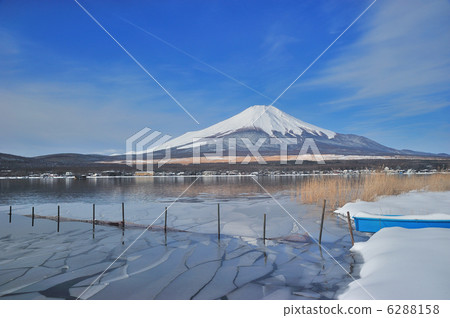 山中湖與雪域風光和富士山 山中湖與雪域風光和富士山 6288158