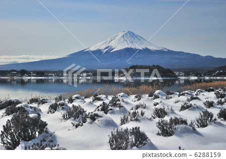 Lake Yamanaka and Mt. Fuji in the snow Lake Yamanaka and Mt. Fuji in the snow 6288159