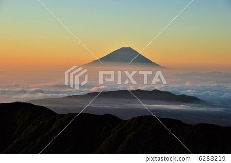 從山上的富士山在早晨發光 6288219
