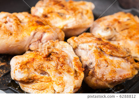 cook chicken  with spice on frying pan 6288812