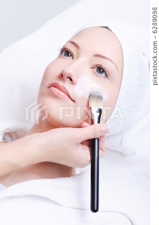 beautician applying cosmetic mask 6289098