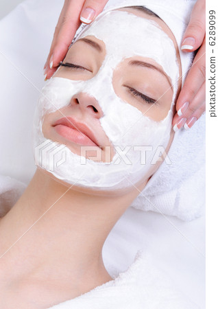 woman in the salon of beauty 6289099