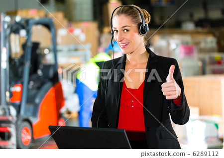 dispatcher using headset at warehouse of forwarding 6289112