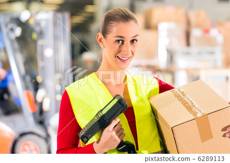 worker scans package in warehouse of forwarding 6289113
