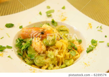 手工製作tayarin天使用蝦和蠶豆與Bottarga 手工製作tayarin天使用蝦和蠶豆與Bottarga 6289574