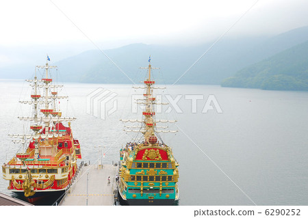 Lake Ashi and pleasure boats 6290252