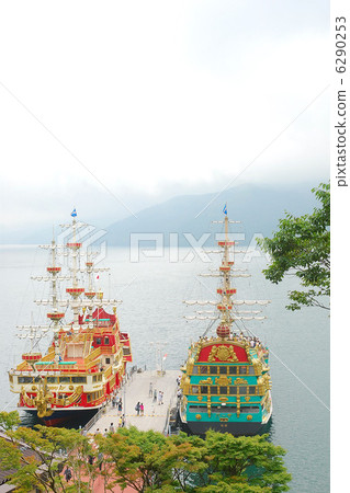 Lake Ashi and pleasure boats 6290253