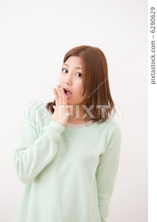 綠色針織的一名婦女 6290629