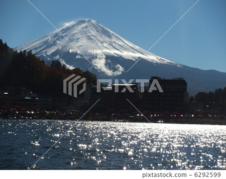 Fuji from the lake 6292599