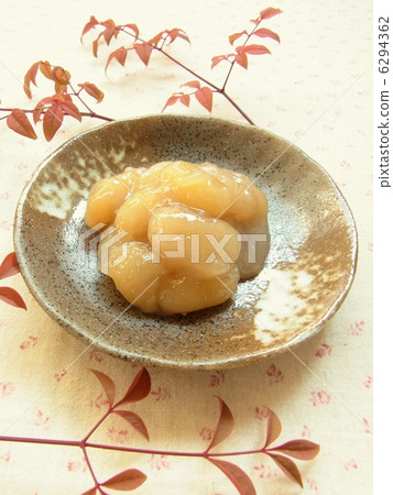 誘人的白色花豆和南方天空的葉子帶紅色的顏色 誘人的白色花豆和南方天空的葉子帶紅色的顏色 6294362