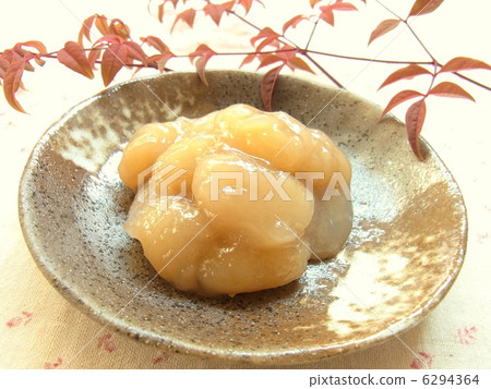 誘人的白色花豆和南方天空的葉子帶紅色的顏色 6294364