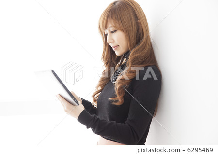 Black knit women using tablet terminals Black knit women using tablet terminals 6295469