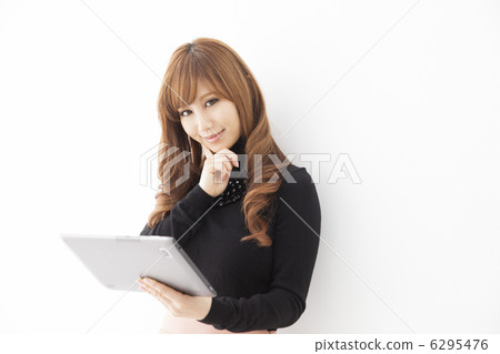 Black knit women using tablet terminals Black knit women using tablet terminals 6295476