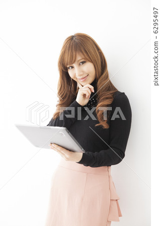 黑色針織女性使用平板電腦終端 6295497