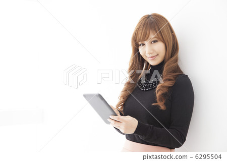 Black knit women using tablet terminals Black knit women using tablet terminals 6295504