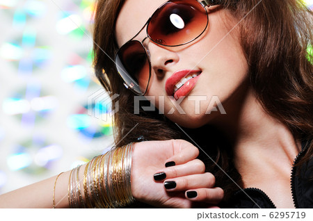 Brunette woman in stylish sunglasses 6295719