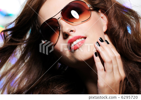 Beautiful glamour woman in sunglasses 6295720