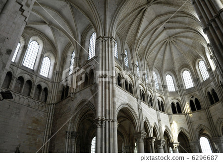 Vezelay，在Sainte-Madeleine Basilica大教堂內 6296687