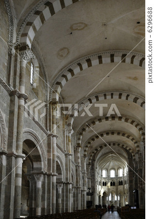 Vezelay, inside the basilica of Sainte-Madeleine Basilica Vezelay, inside the basilica of Sainte-Madeleine Basilica 6296688