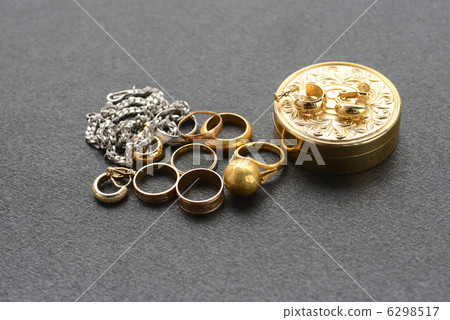 Gold and platinum Gold and platinum 6298517