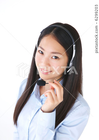一個女人在耳機 6299203