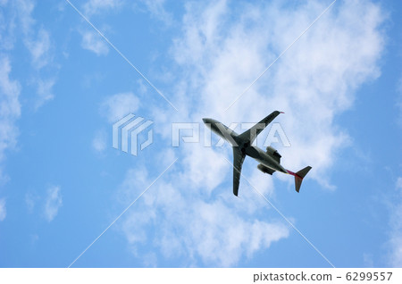A jet airplane flying into the sky 6299557