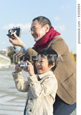 Senior couple and grandchild 6300984
