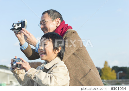 Senior couple and grandchild 6301034