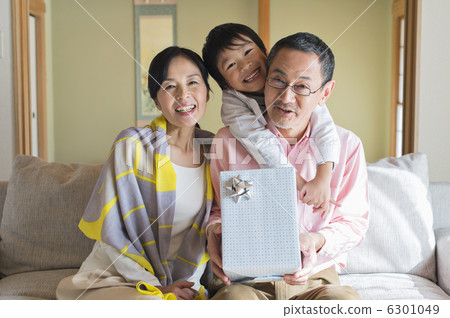 Senior couple and grandchild 6301049