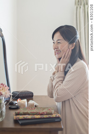 Senior couple and grandchild 6301108