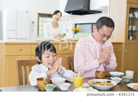 Senior couple and grandchild 6301131