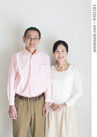 Senior couple and grandchild 6301161