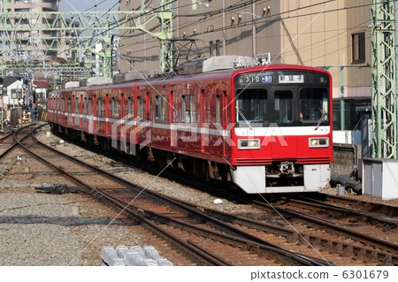 Keikyu 1500表格火車機場快車到新的Zushi 6301679