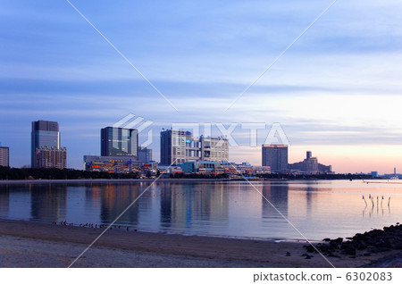 Odaiba Seaside Park at dusk and scenery reflected on the sea surface Odaiba Seaside Park at dusk and scenery reflected on the sea surface 6302083