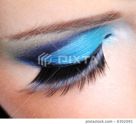 Fashion make-up with long false eyelashes Fashion make-up with long false eyelashes 6302091
