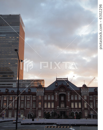 東京站在早晨的光芒 6302296