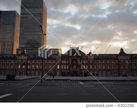 東京站在早晨的光芒 6302298