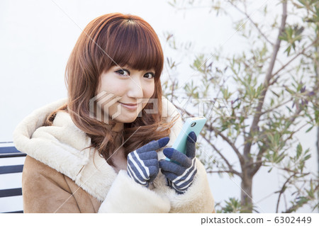 操作智能手機的婦女 6302449