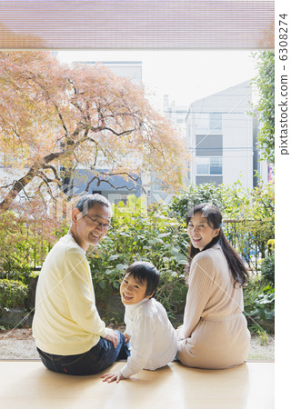 高級夫婦和孫子 6308274