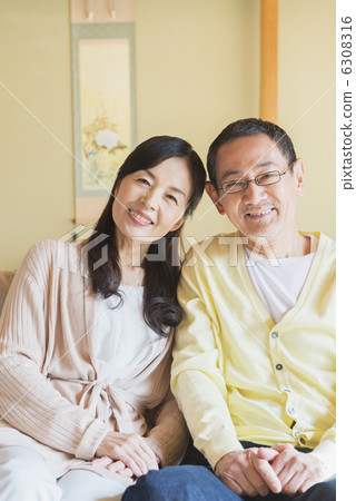 高級夫婦和孫子 6308316