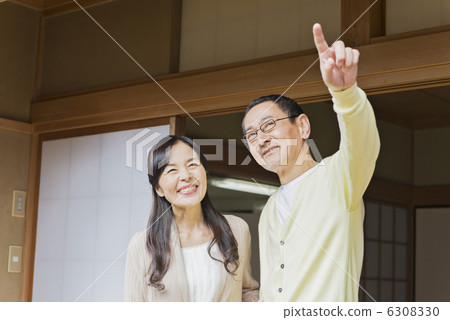 高級夫婦和孫子 6308330