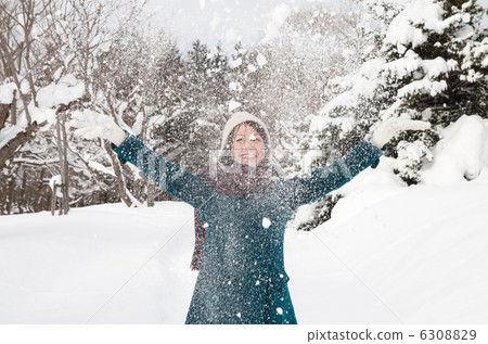一個在雪地裡玩耍的女人 一個在雪地裡玩耍的女人 6308829