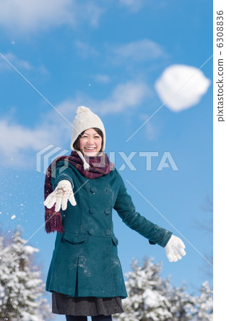 A woman throwing a snowball 6308836