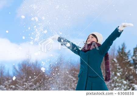 一個在雪地裡玩耍的女人 一個在雪地裡玩耍的女人 6308838