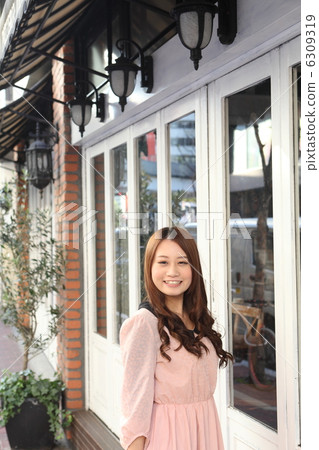 Girls in a cafe (outside) Girls in a cafe (outside) 6309319