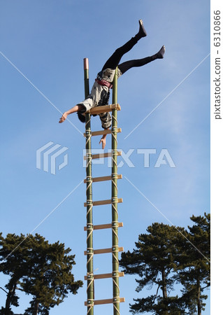 A ladder ride 6310866