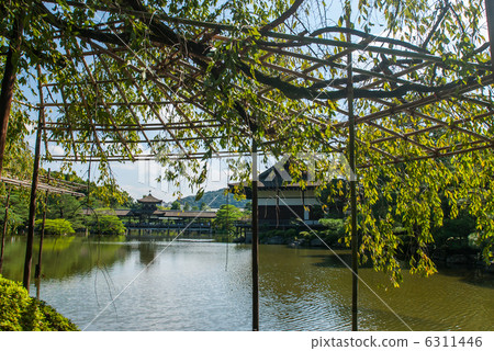 在東日本和Seo Fond池塘的平安神社Taishirakaku 在東日本和Seo Fond池塘的平安神社Taishirakaku 6311446