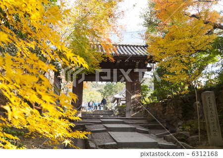 在Kodai-ji的Kita-zaka和廚房門 6312168