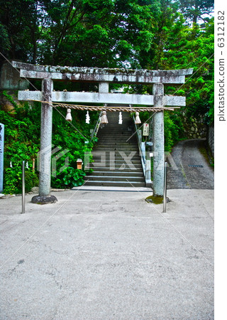 Tamakusu神社的“鳥居”(Tamatsuki Yotsuyama,松江市島根縣) Tamakusu神社的“鳥居”(Tamatsuki Yotsuyama,松江市島根縣) 6312182