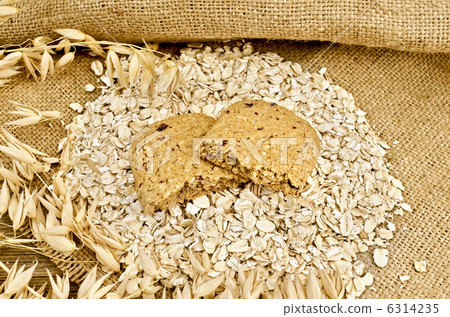 Biscuit from oats and berries 6314235